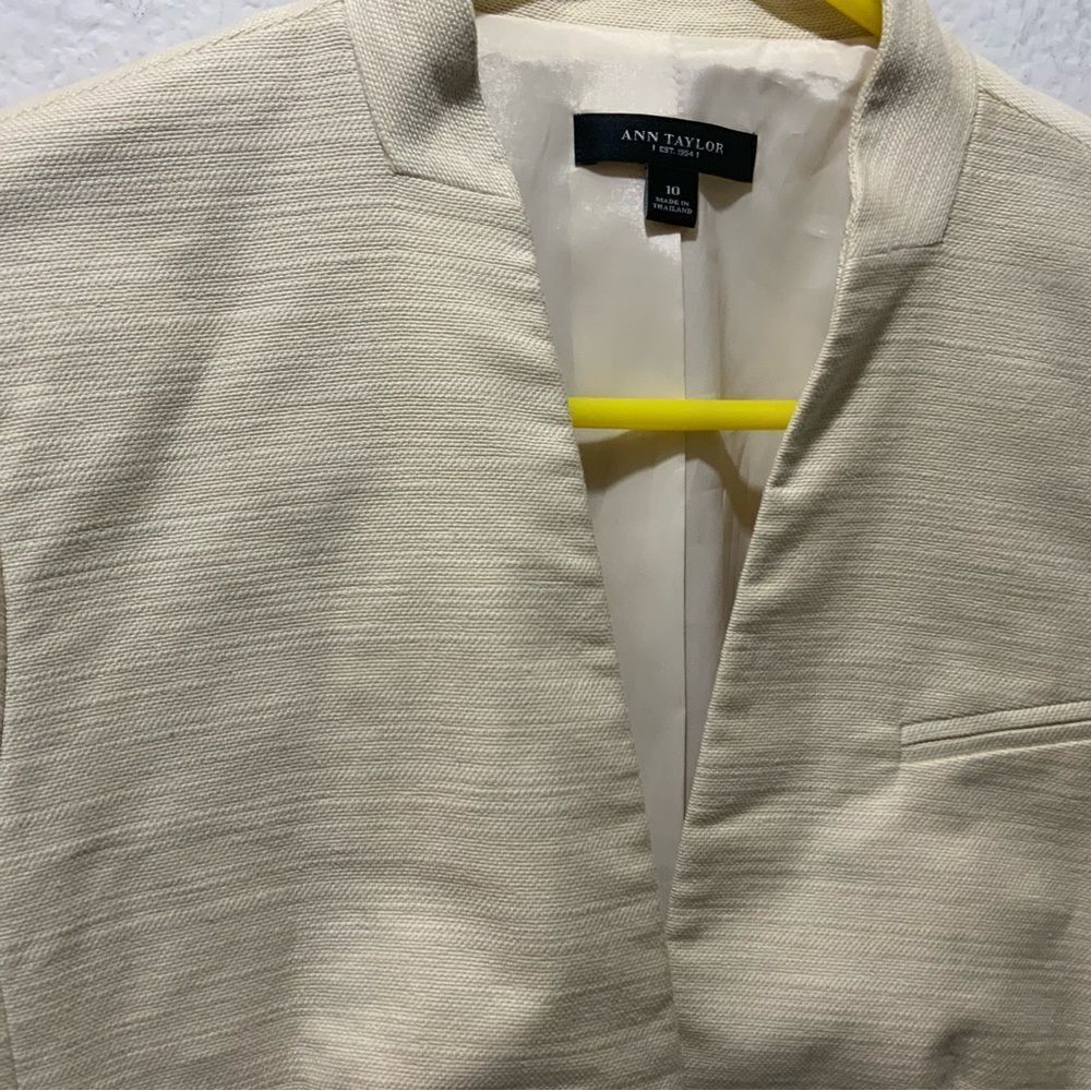 ANN TAYLOR BEIGE COTTON PETITE WOMENS BLAZER SIZE 10 STRETCH WITH POCKETS - Picture 3 of 7